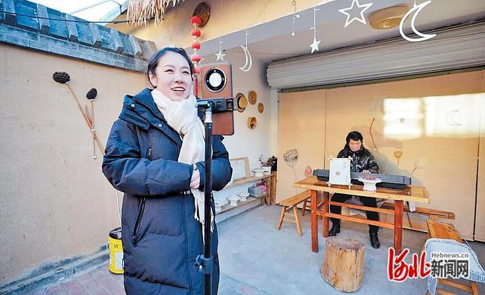 1月26日，顾彩霞（左）在自家民宿小院做直播。 河北日报记者寇国莹摄