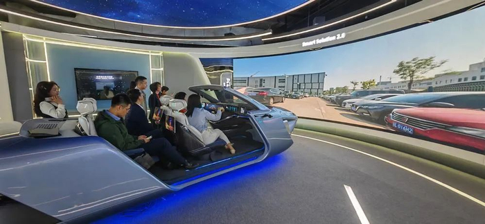 2023年12月5日，参观者在位于广东惠州的德赛西威智慧出行体验馆内体验。新华社记者 黄国保 摄