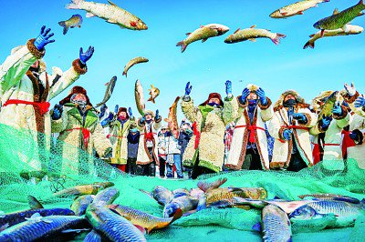 新疆博斯腾湖冬捕现场。年磊摄/光明图片