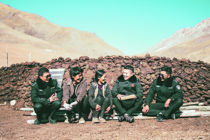 玉树基层法官在当事人家门口化解矛盾纠纷。省高级人民法院供图