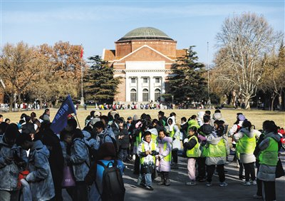 1月28日，清华大学日晷前小广场，众多游客在参观游览。新京报记者 李木易 摄