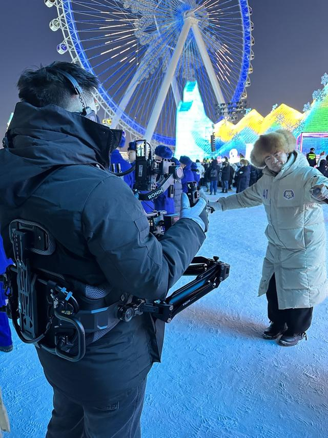 上台主持前，左右哥正在直播。 张玮 摄