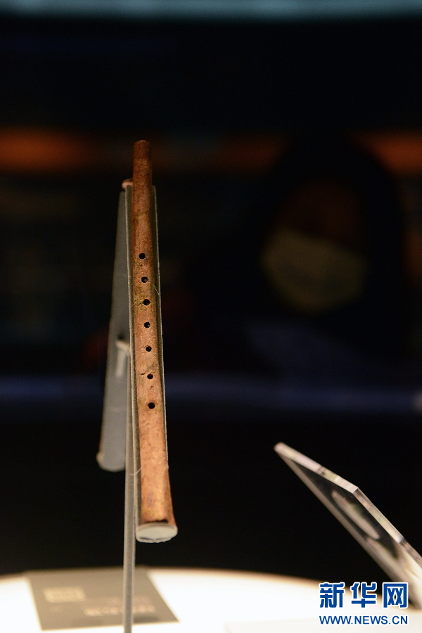 1月25日,河南省漯河市舞阳县贾湖遗址博物馆陈列的贾湖骨笛.