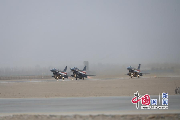 中国人民解放军空军八一飞行表演队7架歼﹣10表演机从西北某机场起飞。董洪源 摄 中国网 发