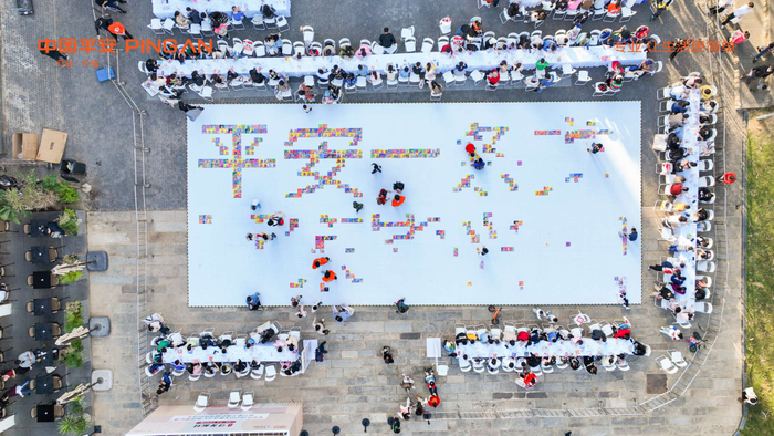 在吉尼斯见证官的见证下，平安最终以1121张合格的填色画挑战成功，为中国再添一项全新的吉尼斯世界纪录称号！