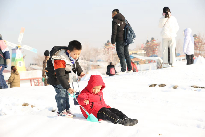滑雪场是很多小朋友的最爱。
