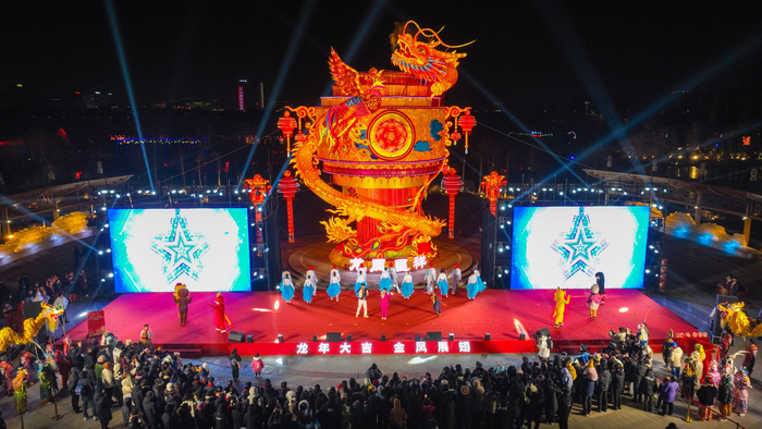 宁夏冰灯花灯葡萄酒美食文化旅游节在银川开幕。