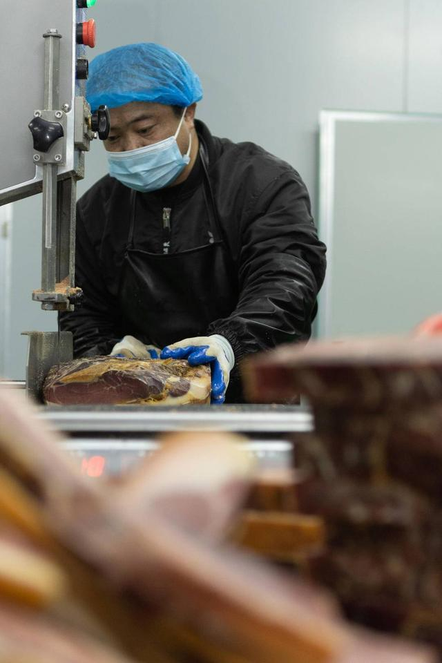 做火腿就像下一盘棋，每一步都环环相扣（刘舟 摄）