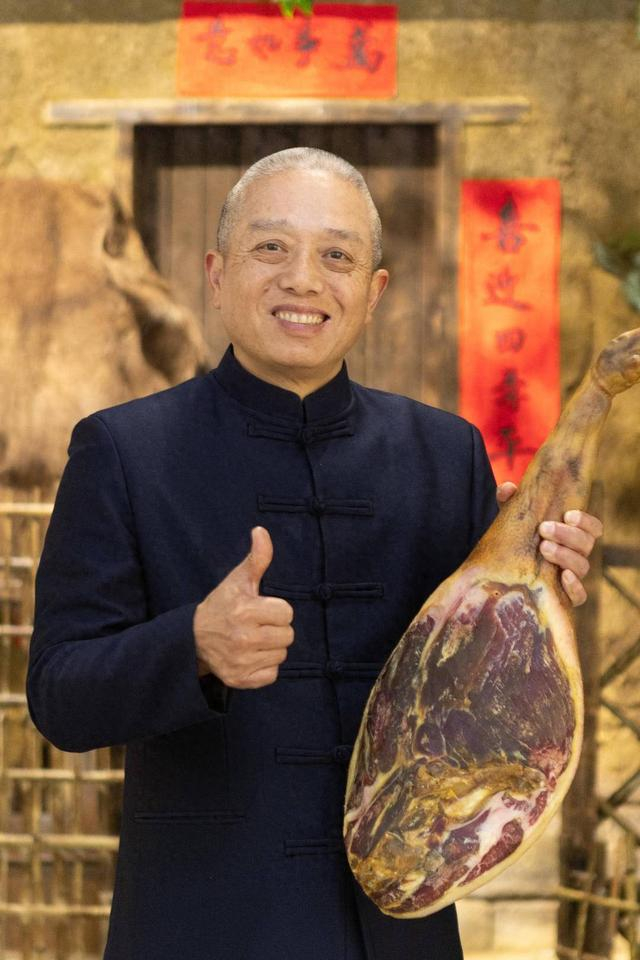 王平入行48年，是金华火腿传统制作技艺的非遗传承人之一（刘舟 摄）