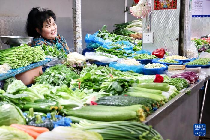 图为1月27日拍摄的昆明好顺路菜市场一蔬菜摊位 新华社发