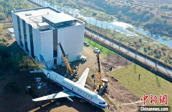 航拍停靠在寀卢村东阳江岸边的空客A320退役飞机。包康轩 摄