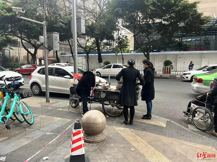 ▲部分流动商贩、共享单车、电瓶车占用部分盲道，对视障人士盲道通行造成不便。