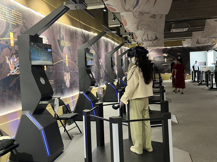 游客正在体验VR设备。新华社记者 张玉洁 摄
