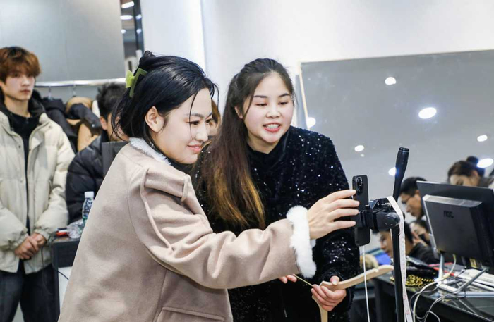 快手直播带货达人李福佳熟练地讲解服装工艺细节。