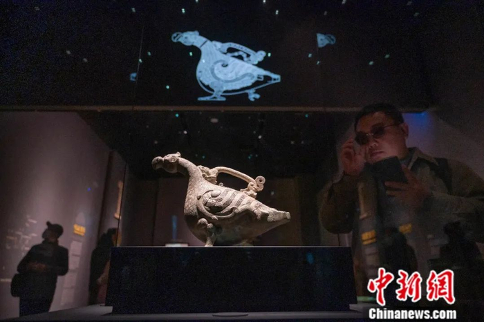  2024年1月，山西太原，晋阳古城考古博物馆展出春秋时期青铜器——鸟尊。韦亮 摄