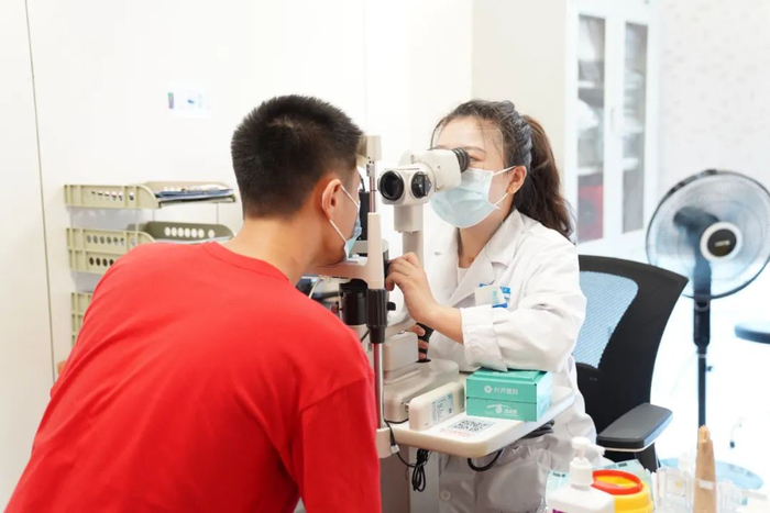 在爱尔眼科医院，做近视手术前会进行系统化的20余项术前检查。