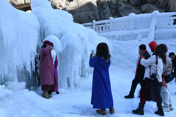 贺兰山岩画景区内，冰瀑景观吸引游客打卡。