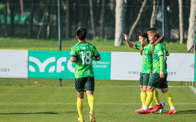 国安将士庆祝在热身赛中进球。  图/北京国安足球俱乐部