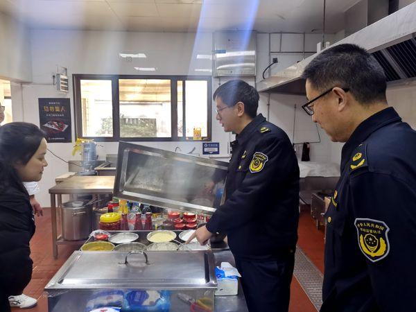 闵行区市场监管局赵卫峰副局长带队开展重点餐饮单位节前检查
