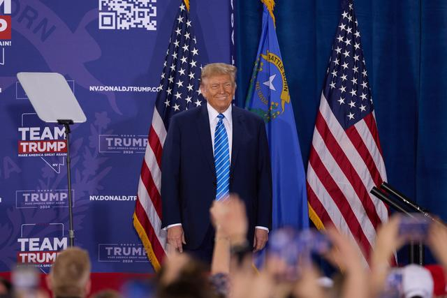 当地时间2024年1月27日，美国拉斯维加斯，美国前总统特朗普参加集会。图/IC photo