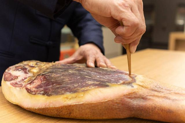 闻香识火腿是王平的绝招之一（刘舟 摄）