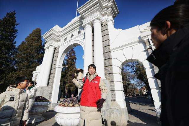 寒假期间，清华大学学生志愿者在校园里为游客提供讲解服务。新京报记者 李木易 摄