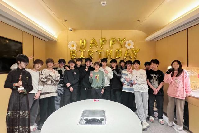 即将分别，NV吃了顿散伙饭。 图/上海NOVA和平精英微博