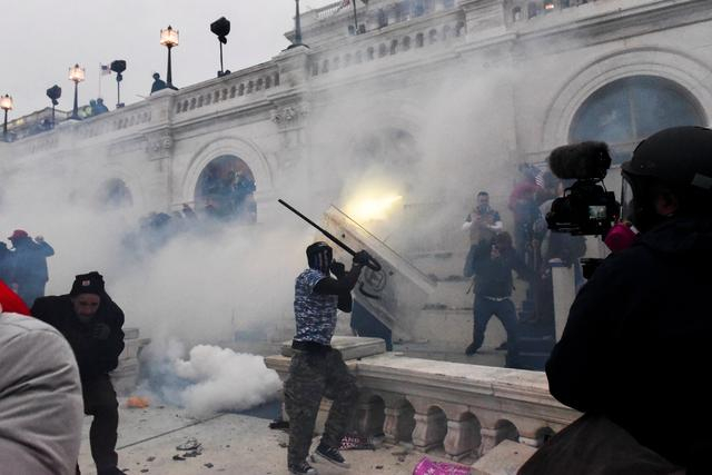 当地时间2021年1月6日，美国华盛顿，示威者进入美国国会区域，并攻破了国会大厦。图/IC photo