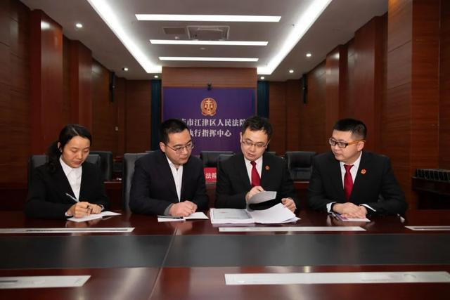 图为江津区人民法院与区纪委监委交换线索、商讨对策。