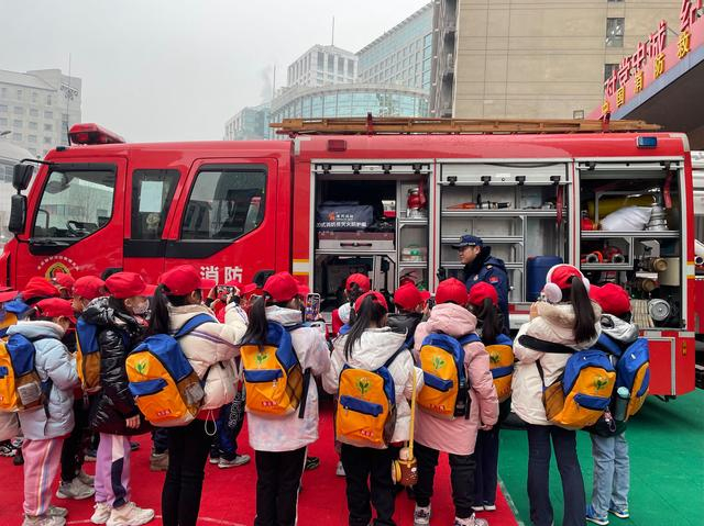 消防员向小记者们介绍消防车上的装备。新京报记者 徐彦琳摄