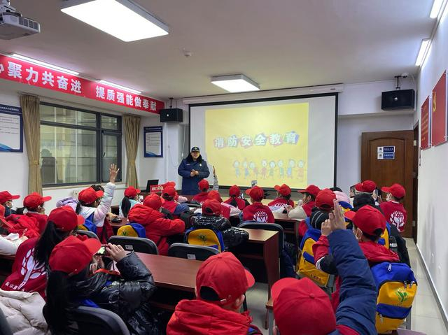 小记者们争先恐后向消防员提问。新京报记者 徐彦琳摄