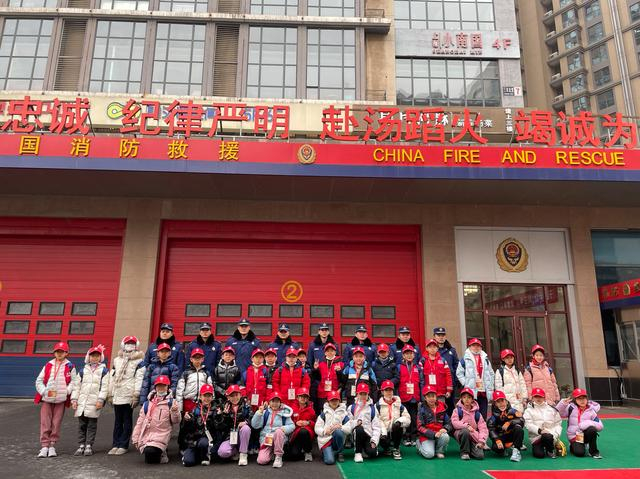 小记者们参观朝阳门消防中队。新京报记者 徐彦琳摄