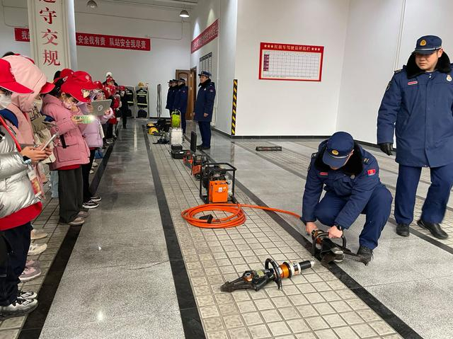 消防员给小记者们演示破拆装备。新京报记者 徐彦琳摄