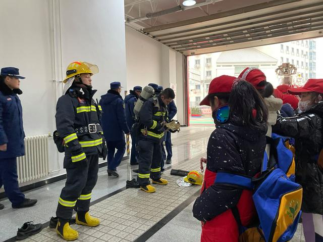 消防员向小记者们演示穿消防服。新京报记者 徐彦琳摄