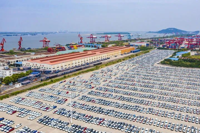 安徽芜湖港朱家桥港区国际集装箱码头，整齐排列的汽车等待出口（无人机照片）。新华社发（肖本祥 摄）
