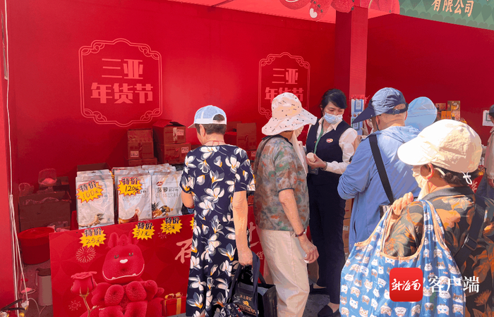 　　品香园海南特产受市民游客青睐。记者 张宏波 摄