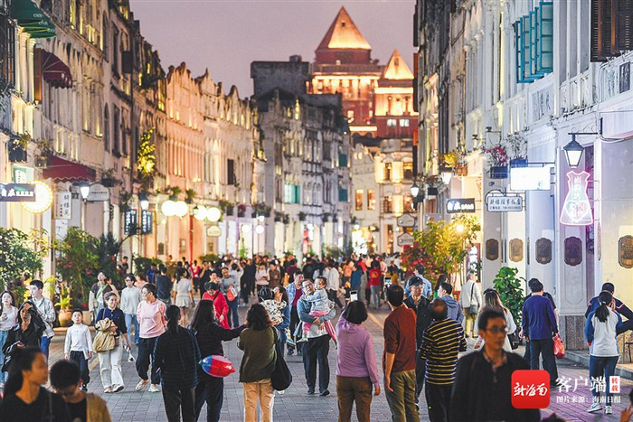  众多游客打卡海口骑楼老街。阮琛 摄