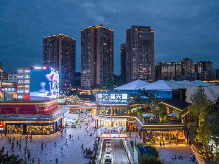 通川区打造的首个夜间经济示范街区——星光里。待旭 摄影