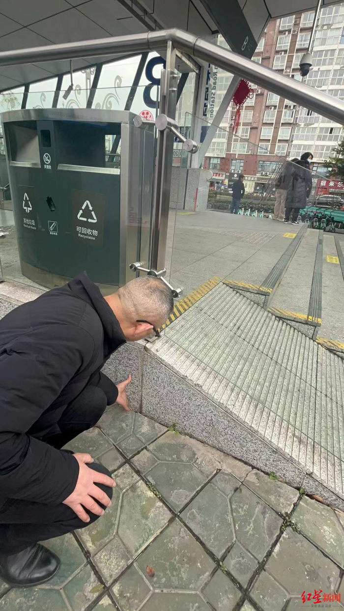 ▲成都地铁10号线儒林路站B口