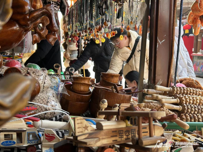 1月27日，喀什古城里，游客正在选购春节礼品。石榴云/新疆日报记者 阿比拜摄