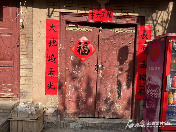 这幅吾甫尔题写的对联也成为喀什古城里最美的一景。石榴云/新疆日报记者 阿比拜摄