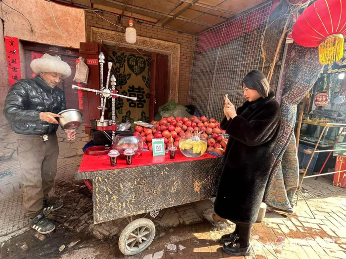 古城居民依马木·买买提的石榴汁一直都是游客们最喜爱的打卡美食之一。石榴云/新疆日报记者 阿比拜摄