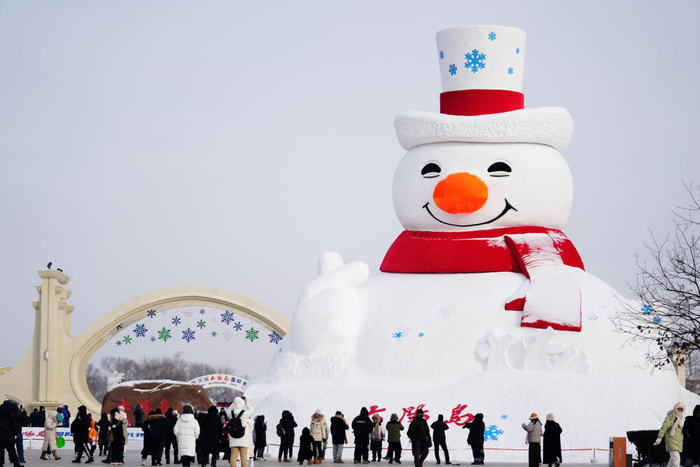 　　游客在哈尔滨太阳岛雪博会园区游玩（2024年1月1日摄）。新华社记者 王建威 摄