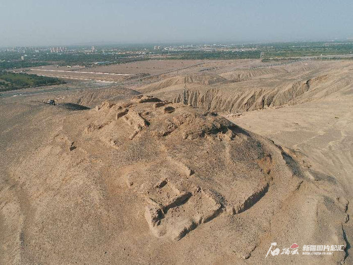 遗址发掘前全景图。
