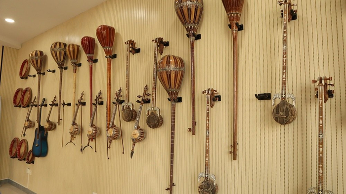 布拉丁家族传统音乐器材 胡杨网记者李雨浪 摄