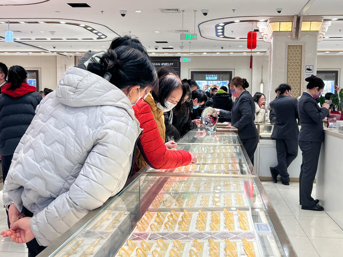 图为消费者在北京菜百购买黄金饰品。（中国商报记者 彭婷婷/摄）