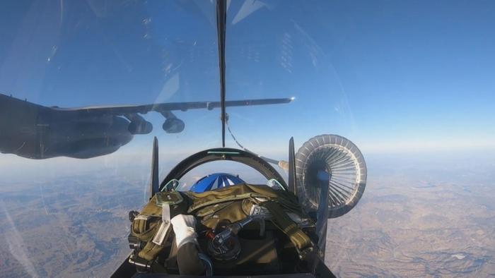 空军八一飞行表演队空中转场，运油-20飞机为歼-10表演机进行空中加油。