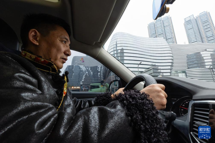 　　尼玛王登开车前往成都“亿家天下”市场，到相熟的布料供应商那里挑选新到的藏装布料（1月5日摄）。新华社记者 沈伯韩 摄