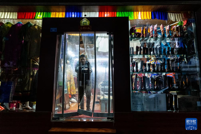 清晨，天还未亮，尼玛王登打开店门，准备迎客（1月4日摄）。新华社记者沈伯韩摄