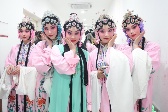 楚剧演员们在登台演出前合影.新华社记者 杜子璇 摄